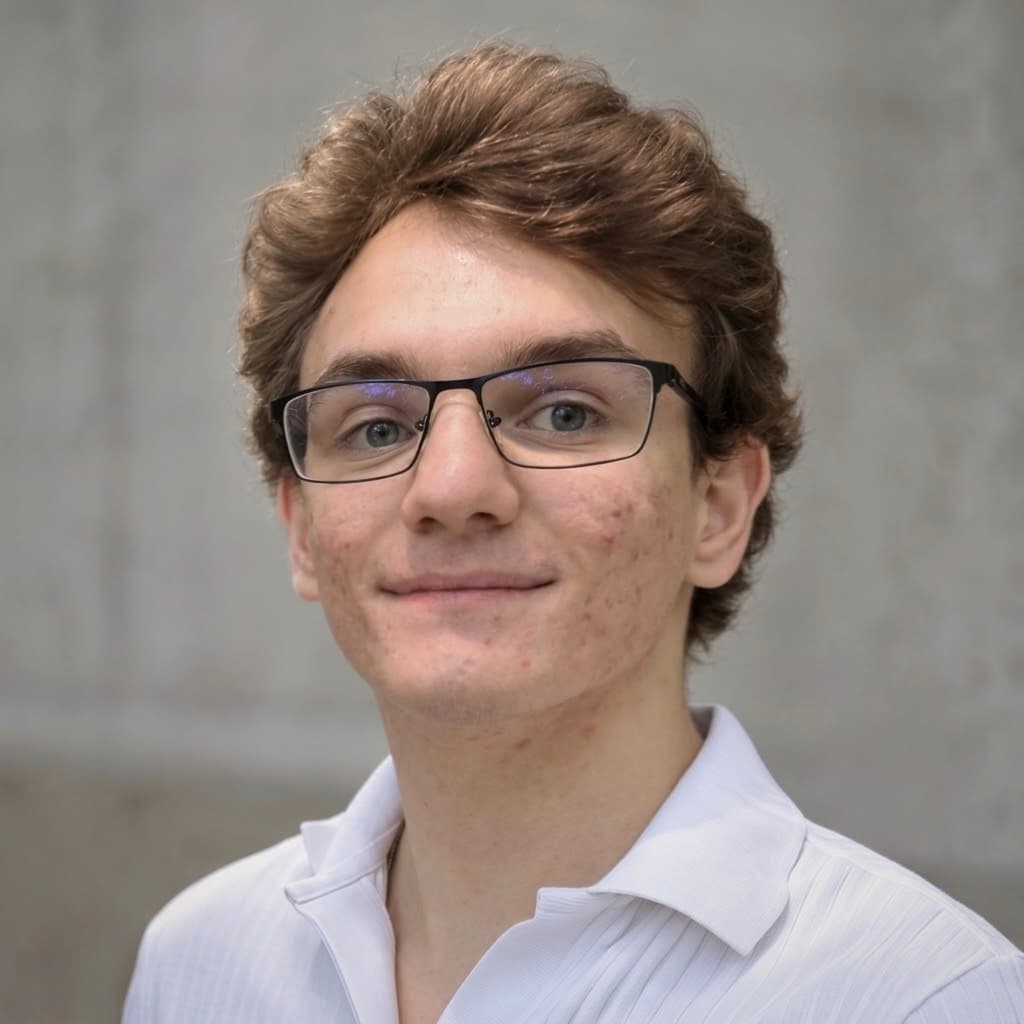 Darius Cimbru, portret pe un fundal de beton